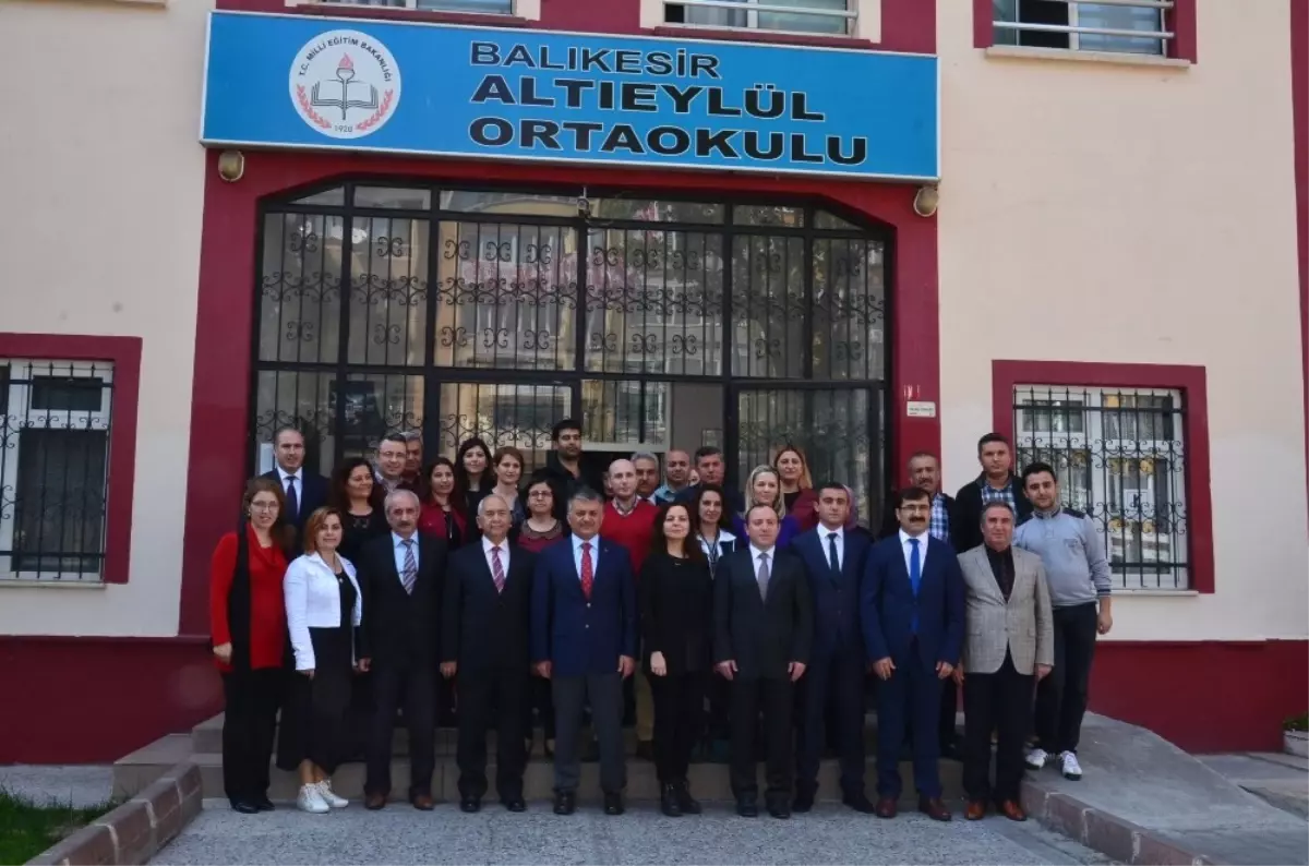 Vali Yazıcı Öğrencilerle Kitap Okudu