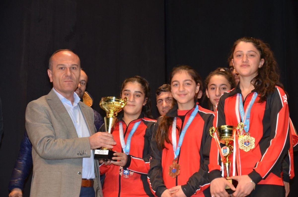 Yüksekova\'da Başarılı Öğrenciler Ödüllendirildi