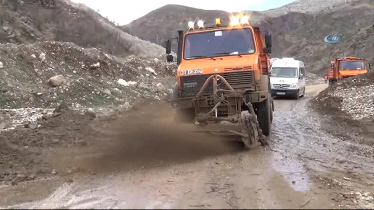 Adıyaman\'da Heyelan...köy Yolları ve Köprüler Hasar Gördü