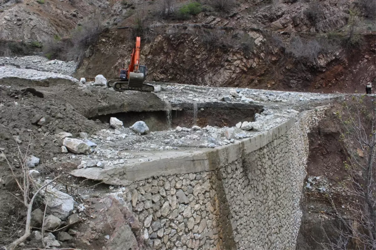 Adıyaman\'da Sel Felaketi: Köprüler Yerinden Söküldü