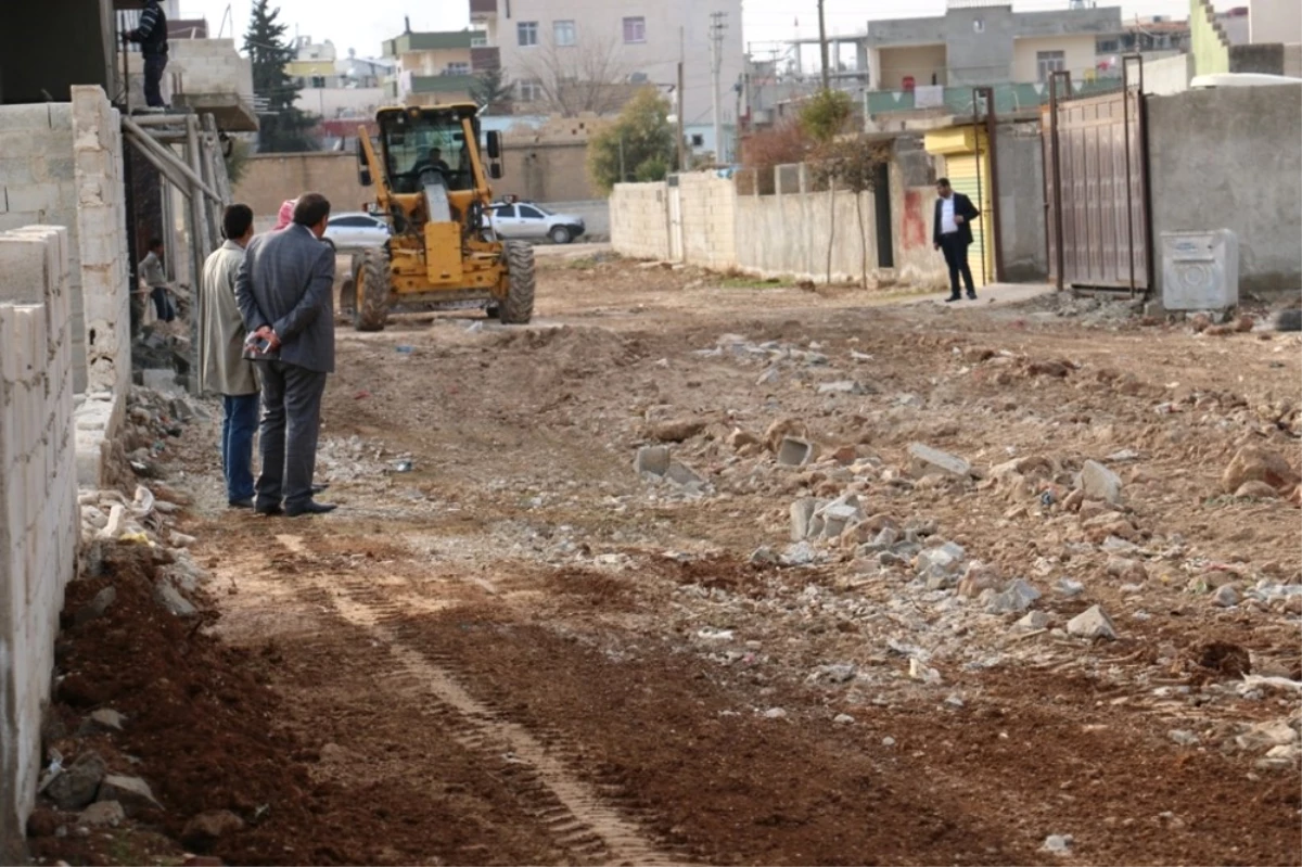 Akçakale\'nin Kırsal Mahallelerinde Yol Yapım Çalışmaları Sürüyor