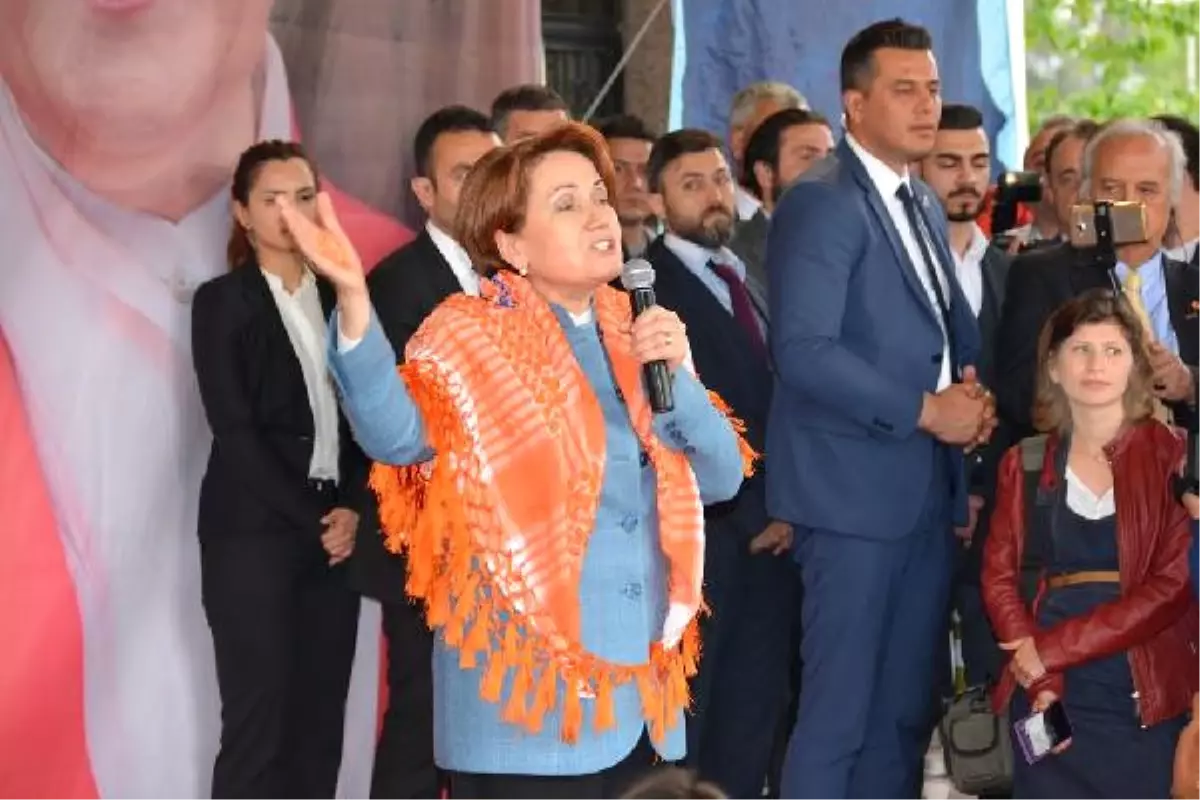 Akşener: Biz Bu Anayasayı Anlatalım Derken \'Anayasa Profesörü\' Olduk