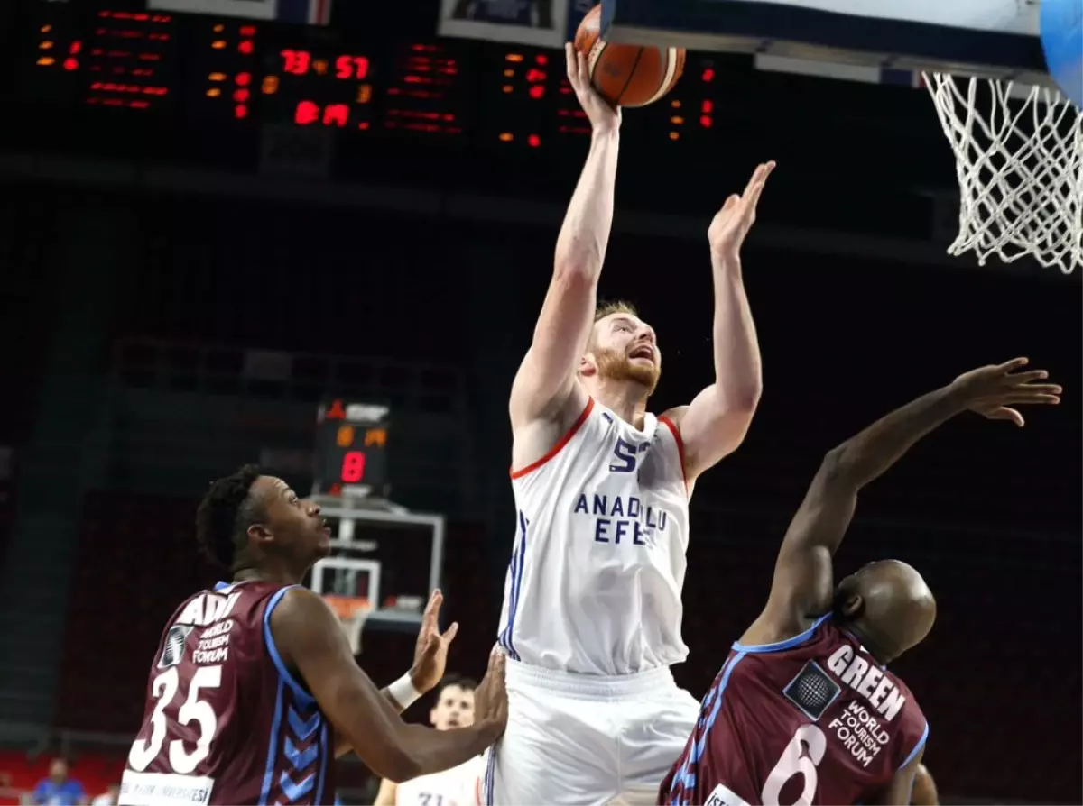 Anadolu Efes Farklı Kazandı