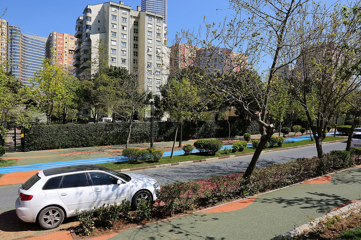 Ataşehir\'de Yollar Renklendi