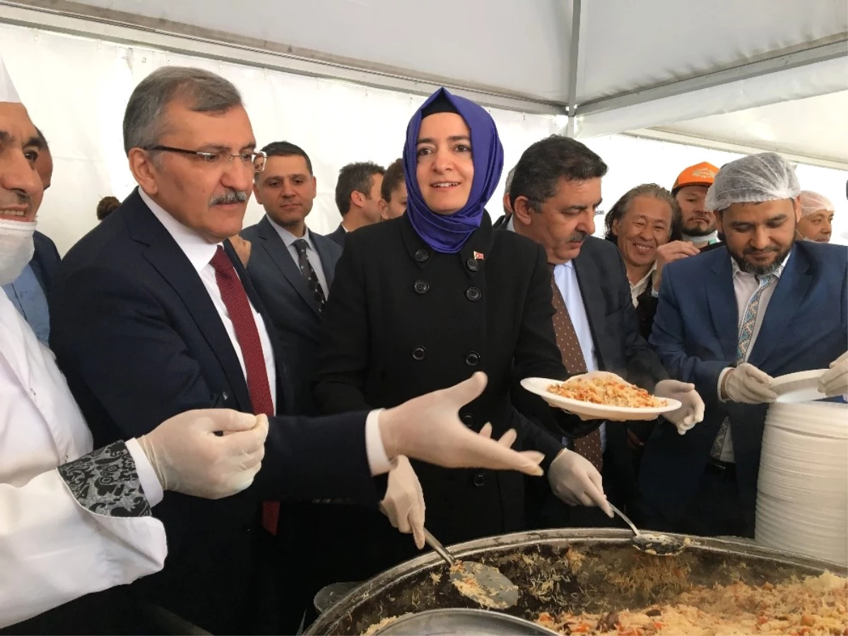 Bakan Kaya, Vatandaşlara Türkistan Pilavı İkram Etti