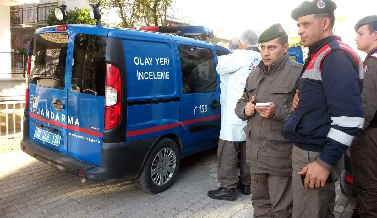 Balıkesir\'de Öldürülen Genç Kadın Toprağa Verildi