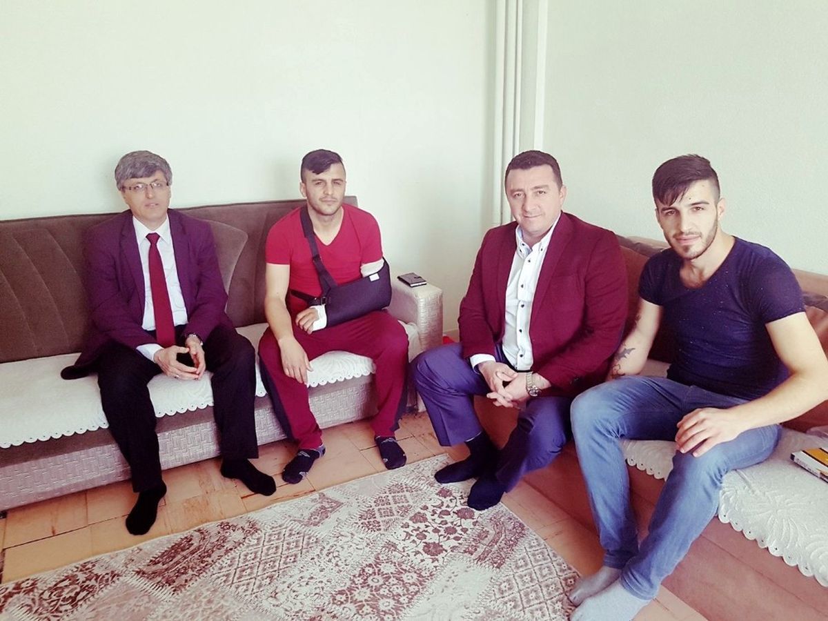 Başkan Bakıcı Maçta Kolu Kırılan Oyuncuyu Evinde Ziyaret Etti