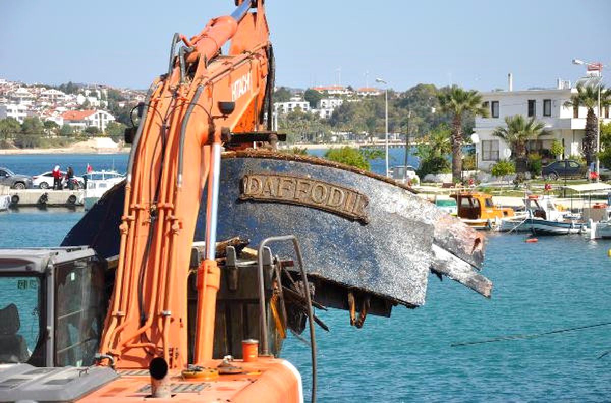 Batık Kaçakçı Teknesi Parça Parça Çıkarılıyor