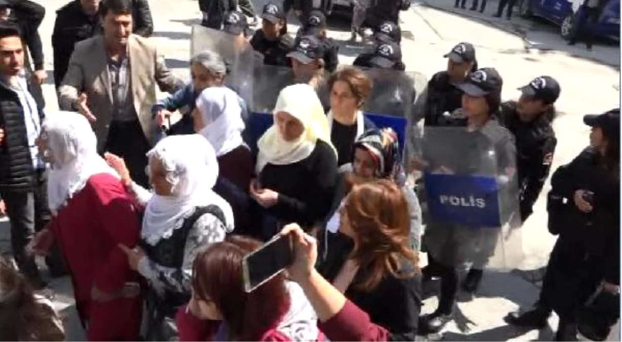Beyoğlu\'nda Eylem Yapmak İsteyen Kadınları,polis Kalkanlarla İterek Uzaklaştırdı