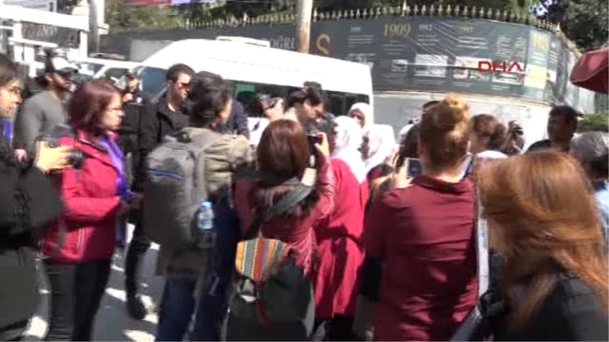 Beyoğlu\'nda Eylem Yapmak Isteyen Kadınları, Polis Kalkanlarla Iterek Uzaklaştırdı
