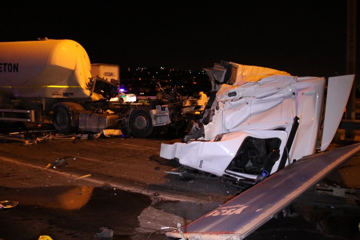 Birbirine Giren İki Tır Tem\'i Trafiğe Kapattı: 1 Yaralı