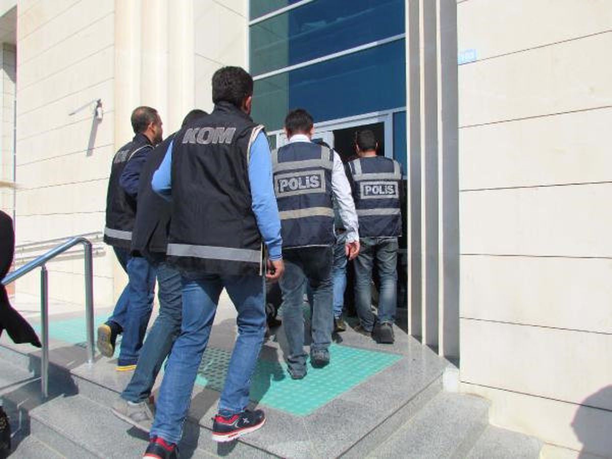 Çeşme\'de Fetö Zanlıları Adliyede