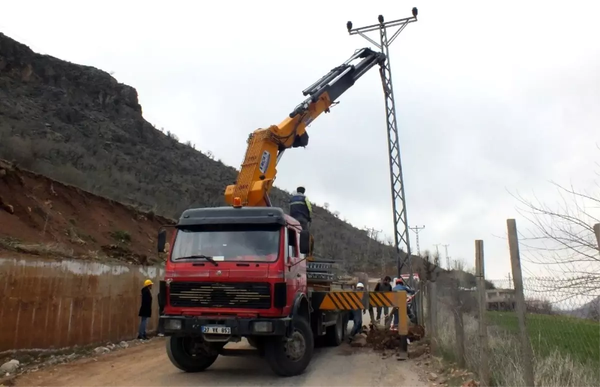 Dicle Elektrik, 30 Kilometrelik Derince Hattını Yeniliyor