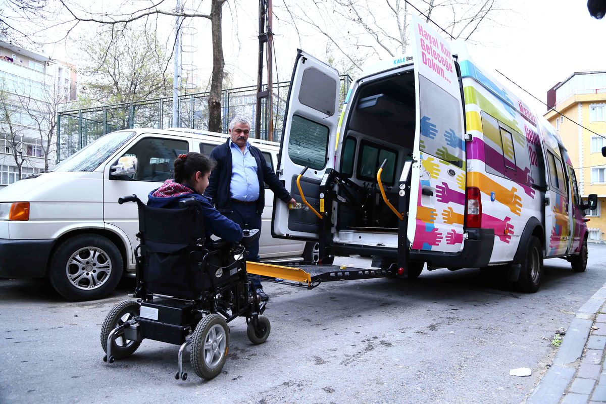 Engelli seçmenler asansörlü araçlarla taşınacak