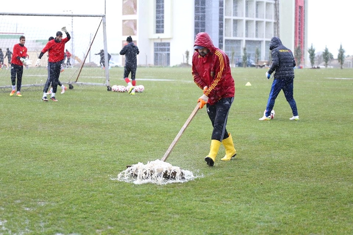 Evkur Yeni Malatyaspor Yağmurda Göle Dönüşen Sahada Çalıştı
