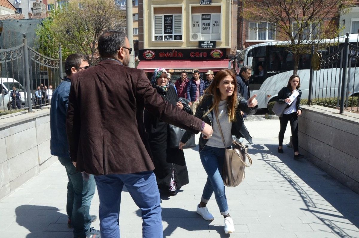 Fetö Şüphelilerinin Yakınları Basın Mensuplarına Saldırdı