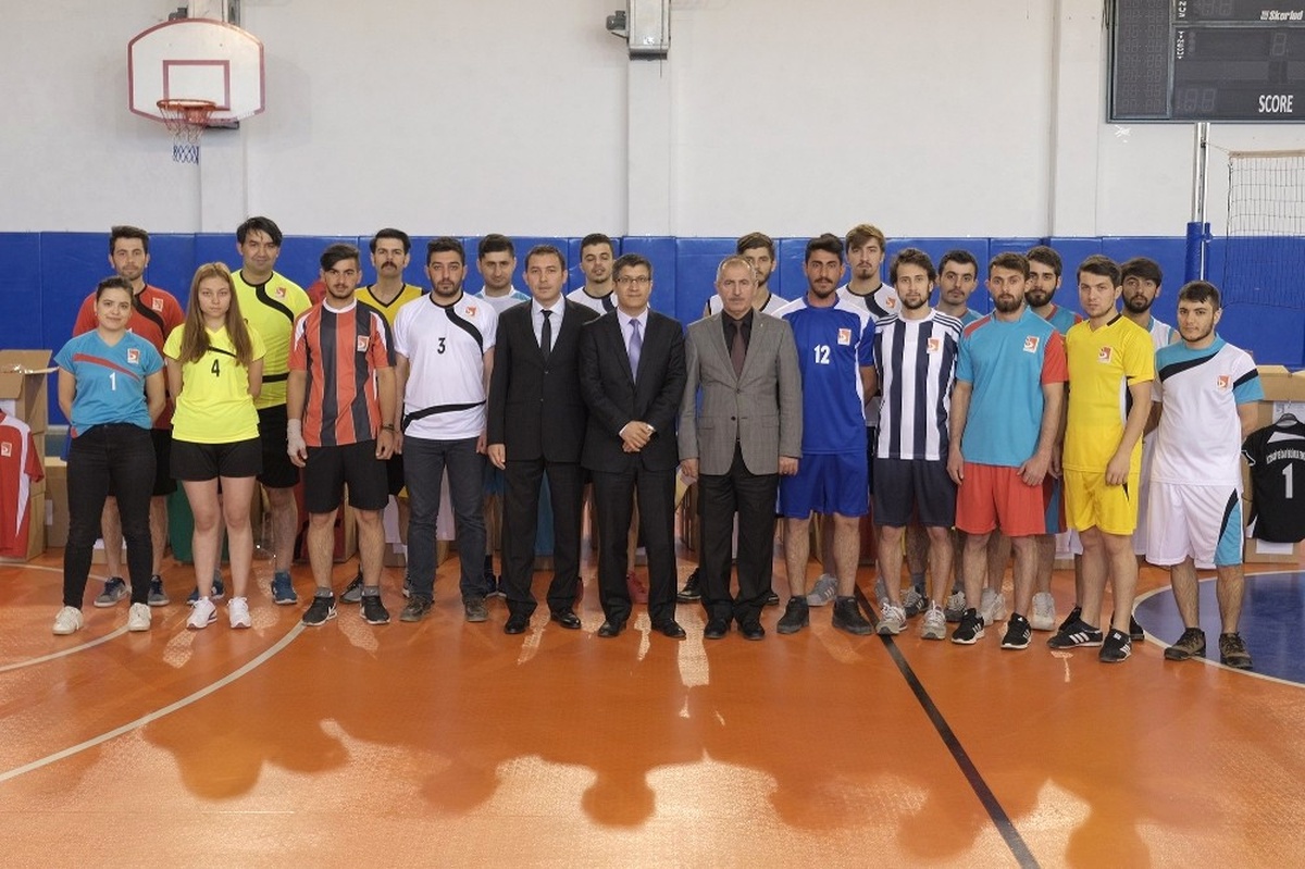 Futbol, Basketbol ve Voleybol Takımlarına Formalar Dağıtıldı