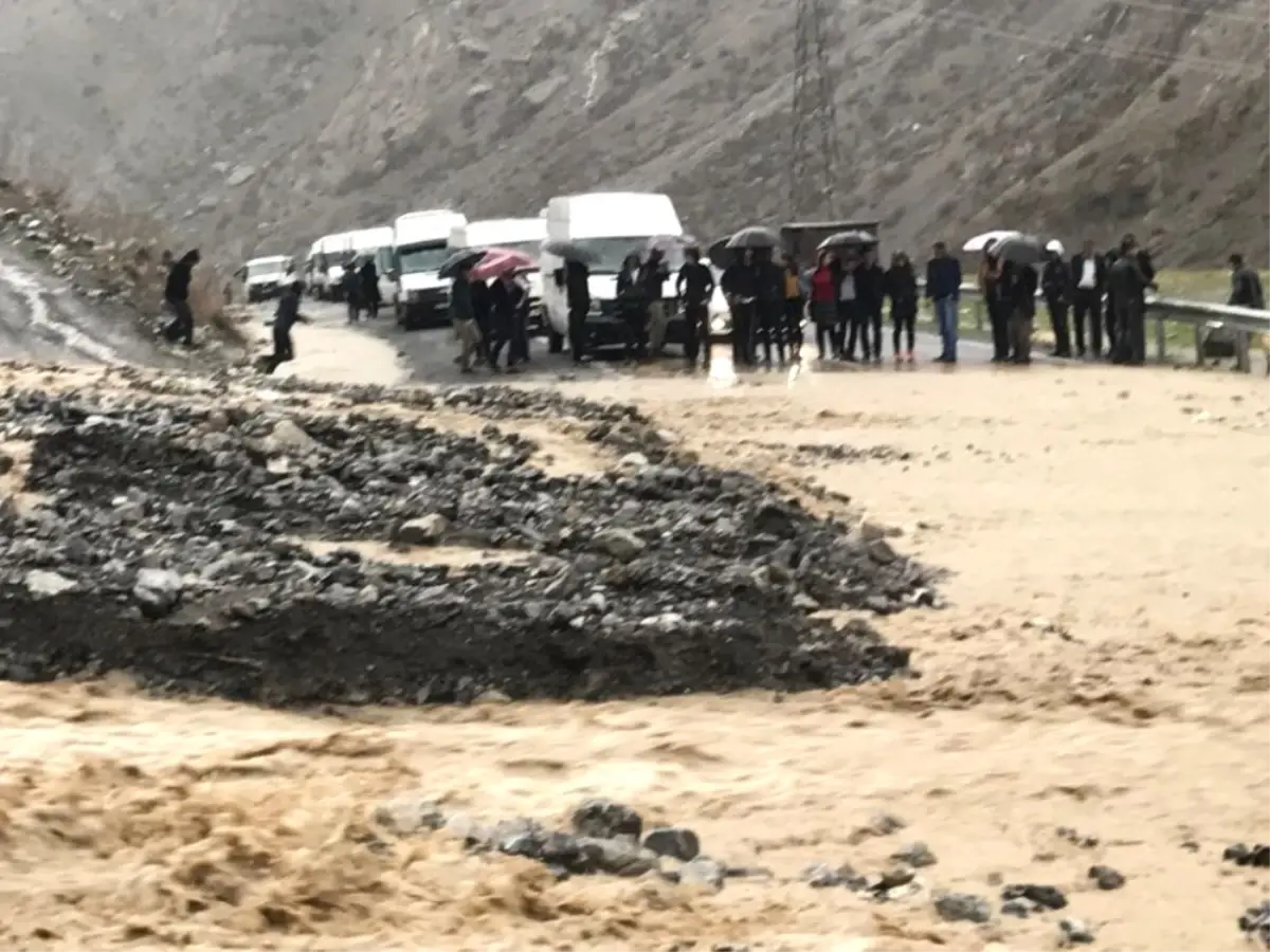 Hakkari - Çukurca Karayolu Selden Dolayı Kapandı