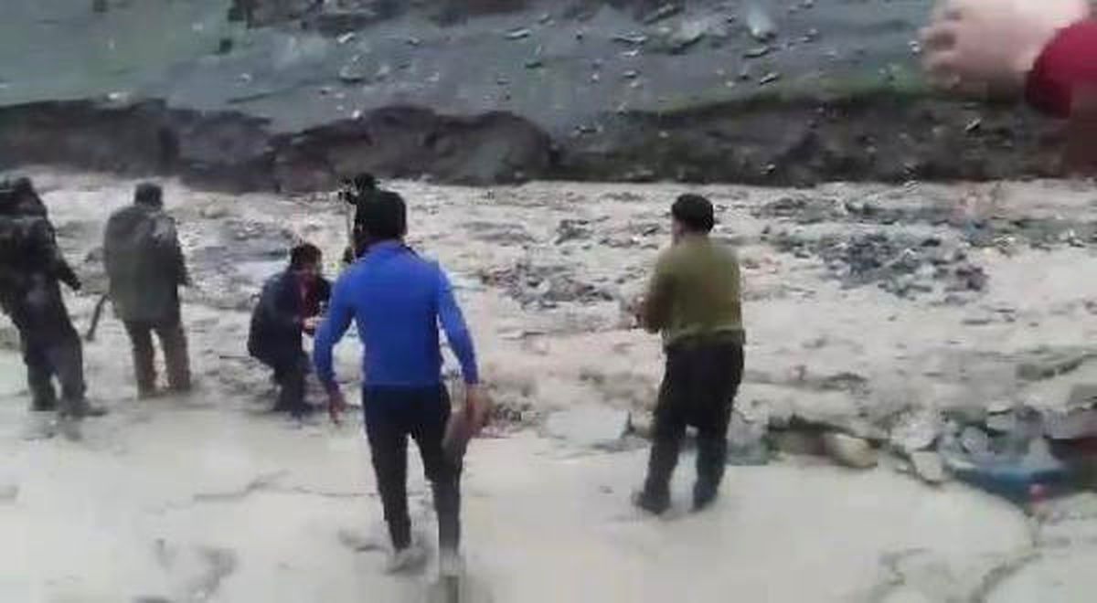 Hakkari\'de Sel ve Heyelan Yolları Kapattı