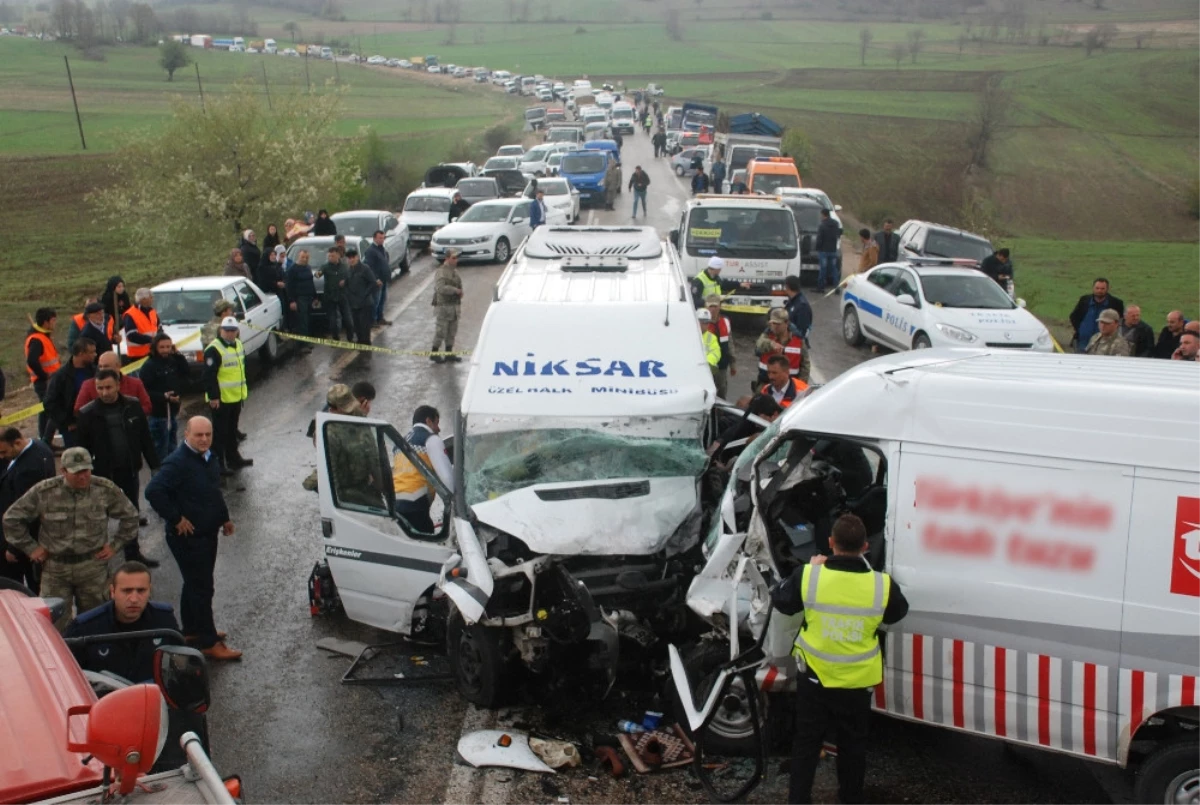 Hatalı Sollama Kaza Getirdi: 16 Yaralı