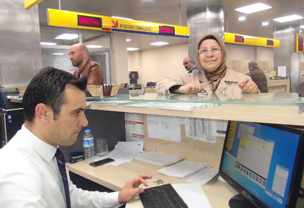 İlk Maaşını Almaya Torunu ile Geldi