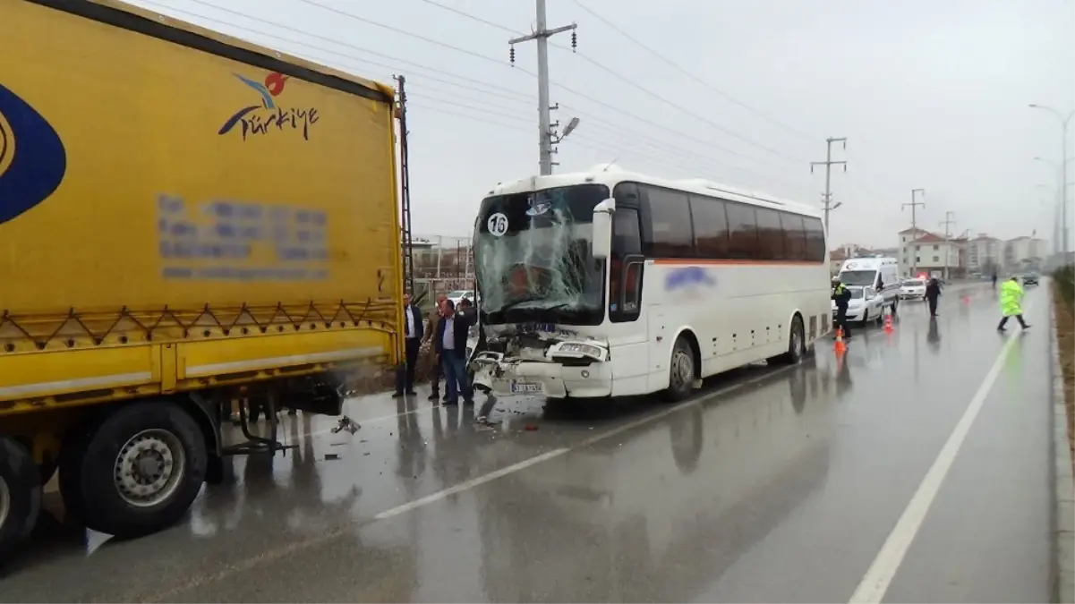 Işçi Servisi Tıra Çarptı: 8 Yaralı