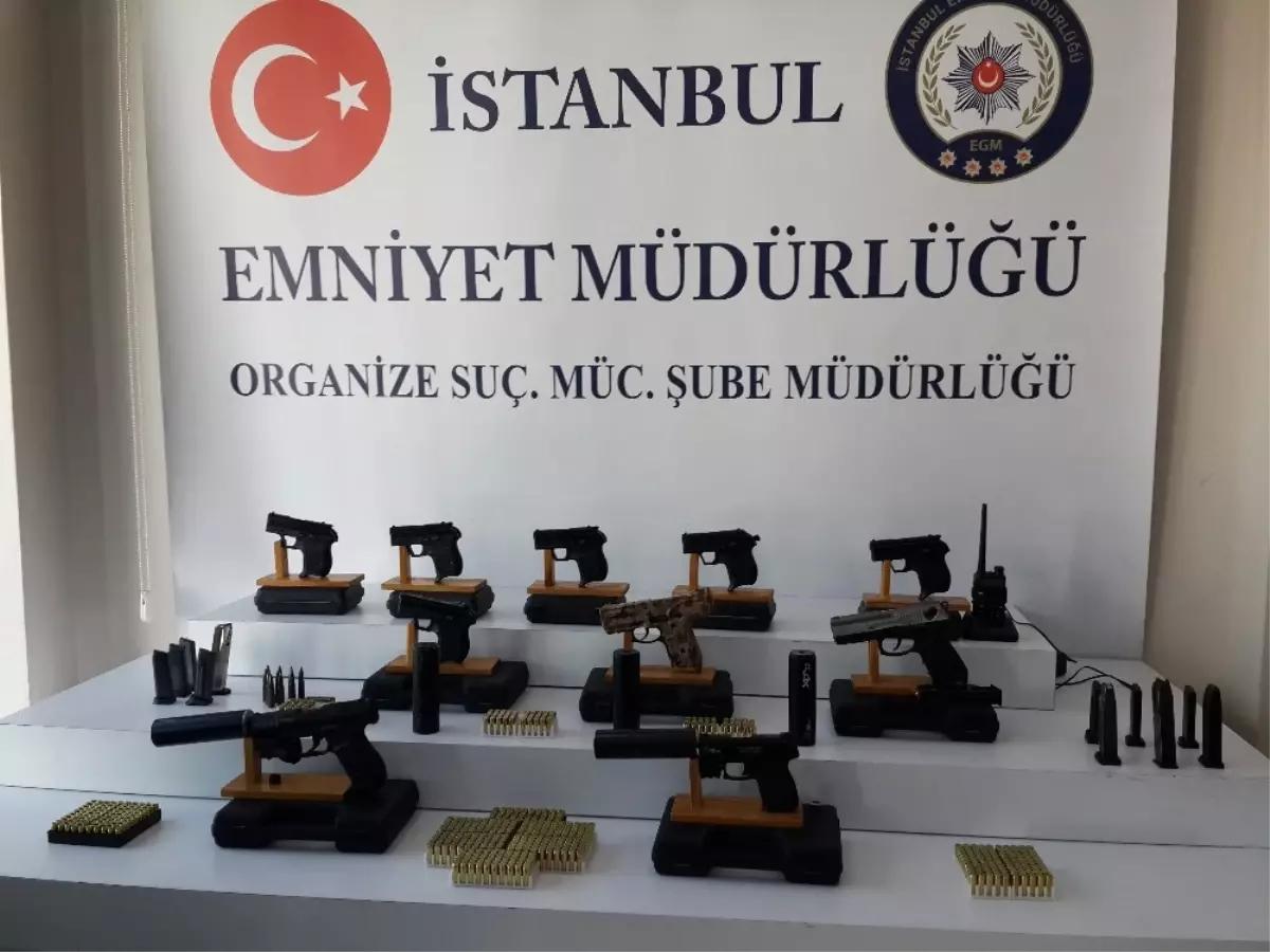 İstanbul\'da Bir Müzisyenin Evinde Silahlar Ele Geçirildi