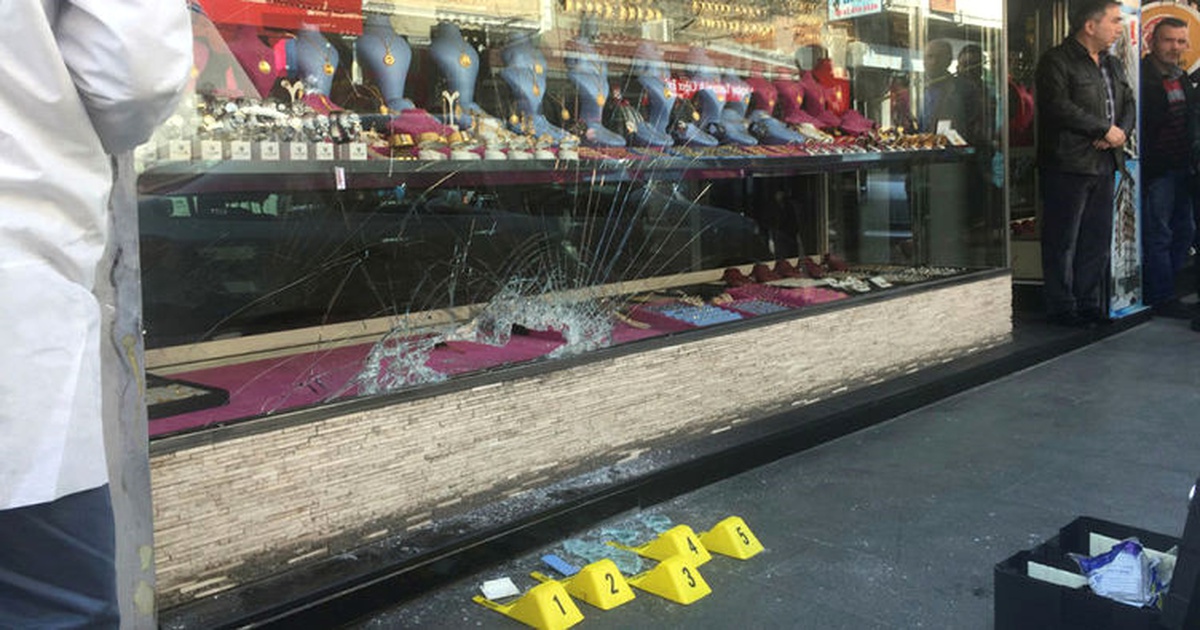 İstanbul\'da Etekli Kuyumcu Soygunu Kamerada (4)