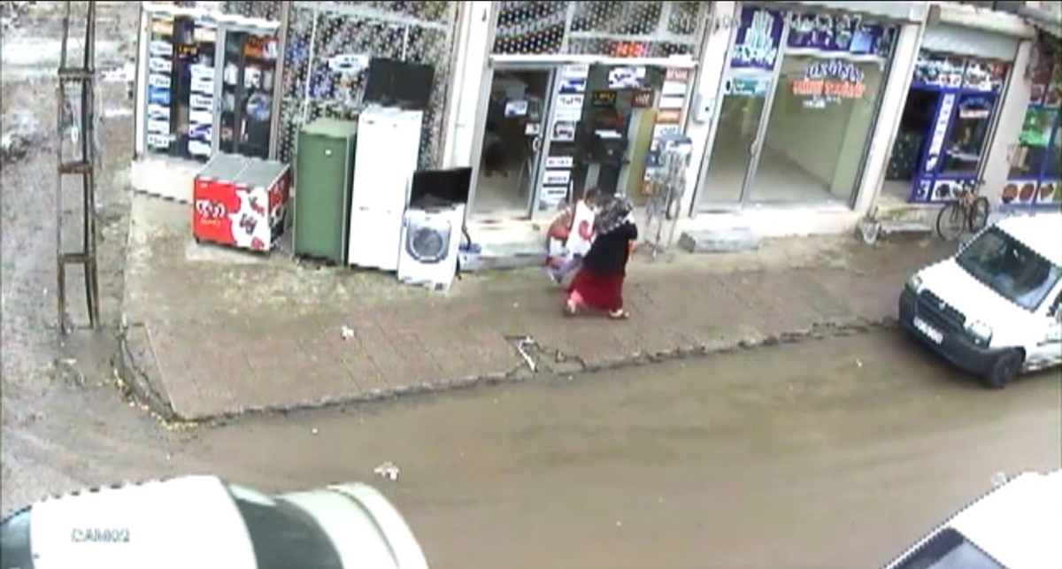 Küçük Kız Otomobil Lastiğin Fırlattığı Taştan Kıl Payı Kurtuldu