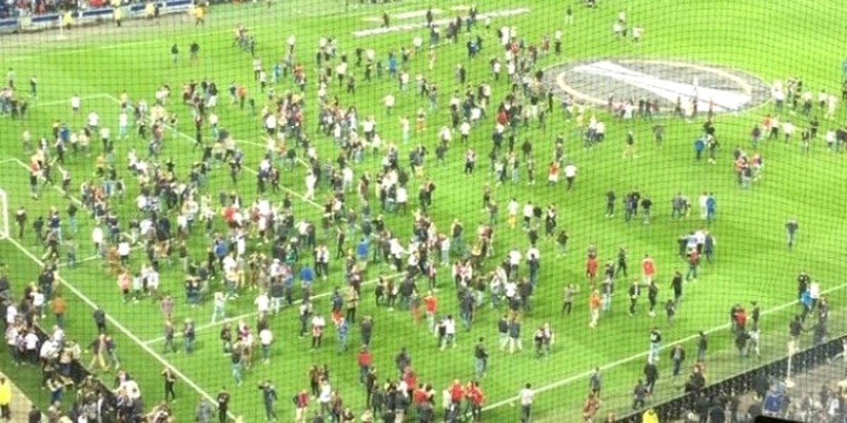 Lyon\'da Taraftar Sahaya İndi! Olaylar Büyük!
