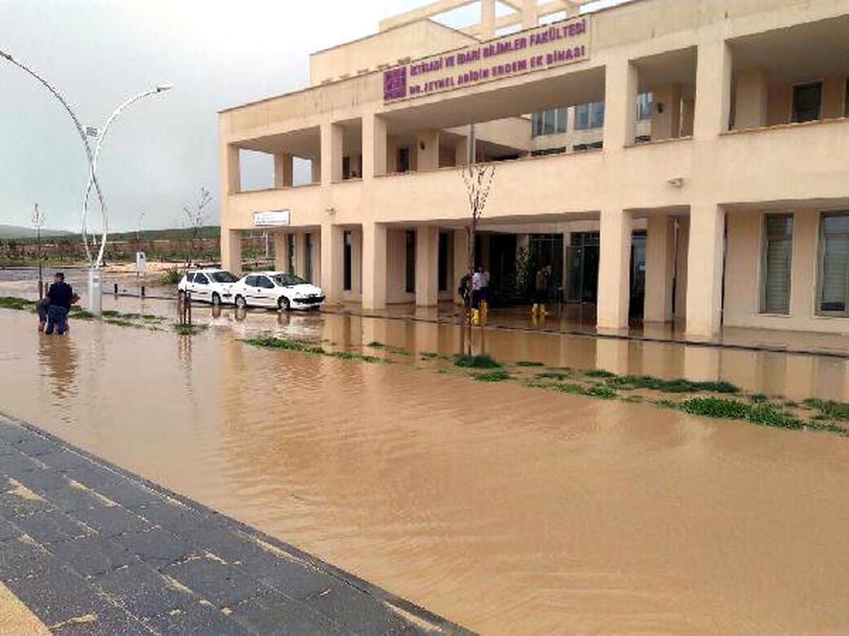 Mardin\'de Fakülte Binasını Sel Suları Bastı