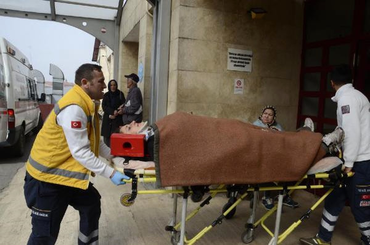 Otomobil İstinat Duvarına Çarptı, Kadın Sürücü Yaralandı