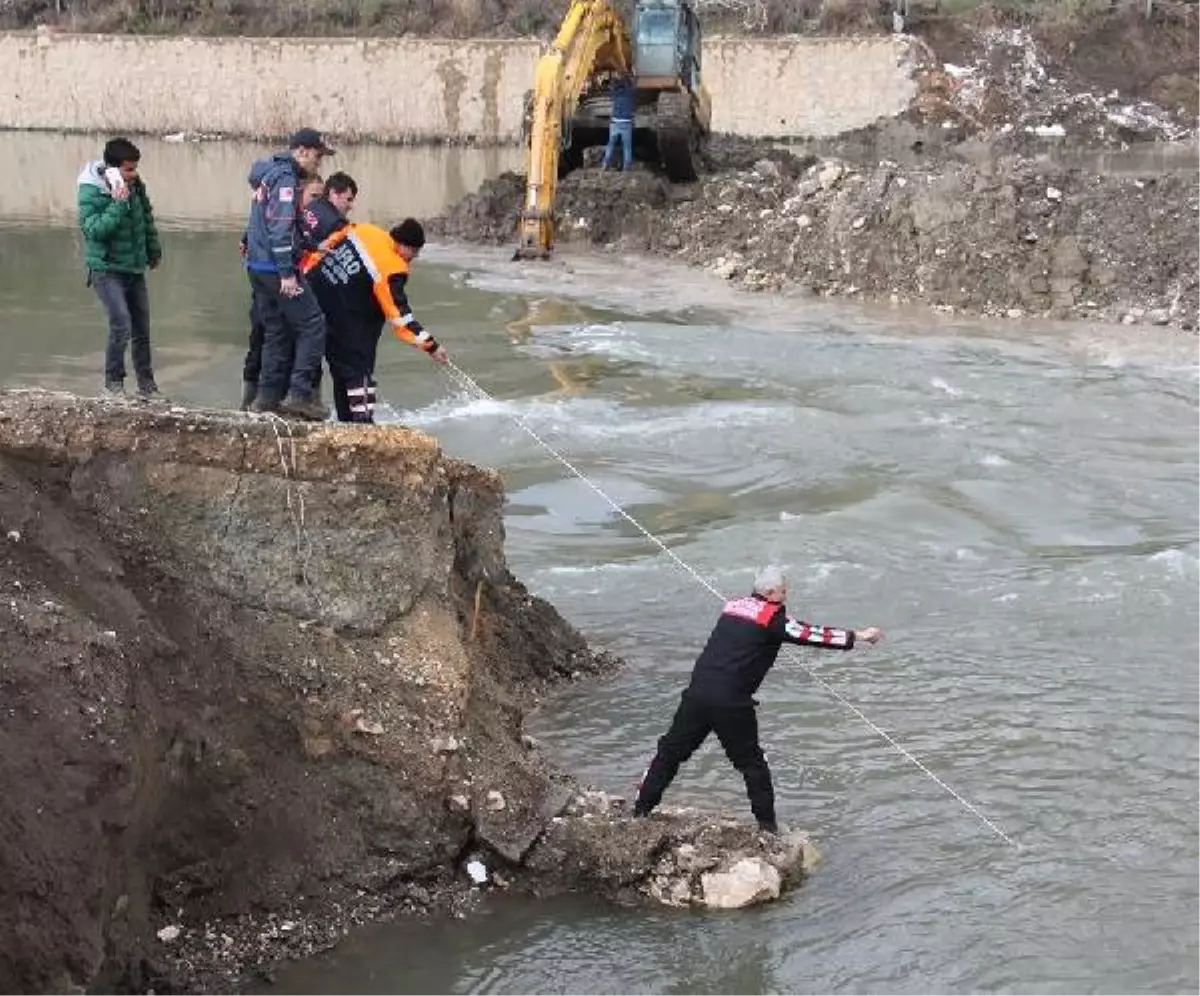 Polisten Kaçarken Aracıyla Irmağa Düşen Sürücü