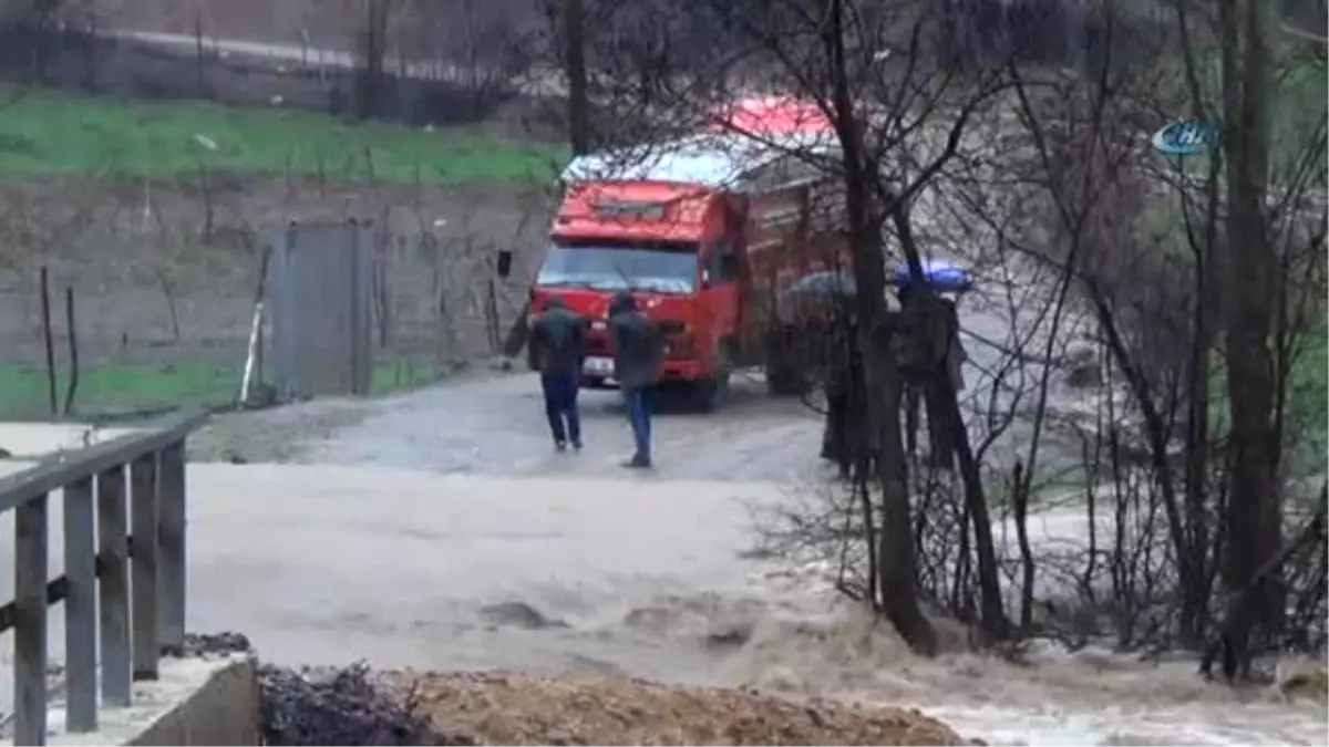 Şemdinli-Derecik Yolu Şiddetli Yağış Nedeniyle İkiye Bölündü