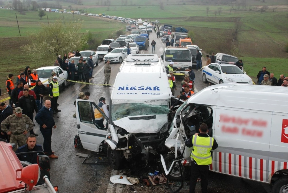 Tokat\'ta Trafik Kazası: 16 Yaralı