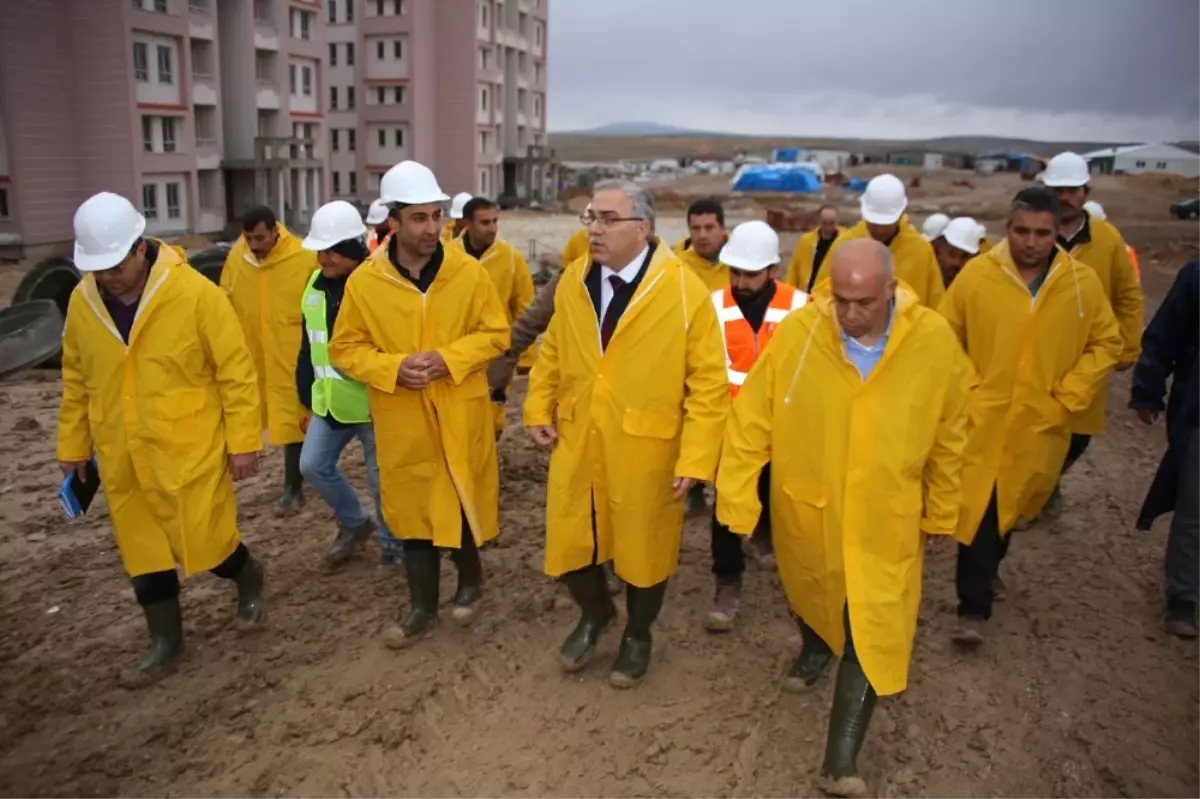 TOKİ Başkanı Turan ve Başkan Çalışkan Konutları İnceledi