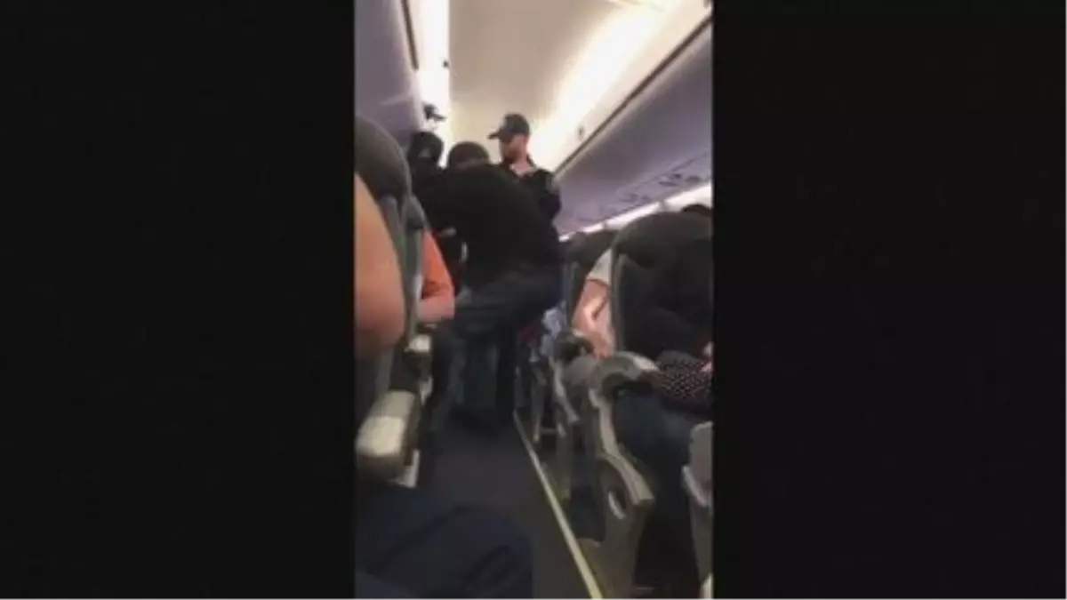 United Airlines Yolcusunu Yaka Paça Dışarı Attı