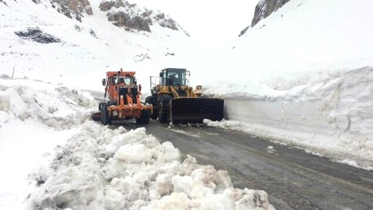Van-Bahçesaray Yoluna Çığ Düştü