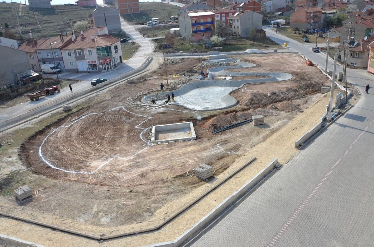 Yediler Parkı\'nın Havuzları Bitti, Yürüyüş Yollarına Başlandı