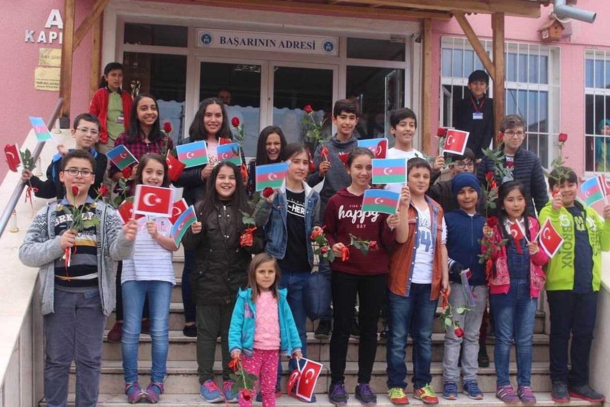 23 Nisan Çocuk Şenliği Kapsamında İlk Öğrenci Grubu Azerbaycan\'dan Geldi
