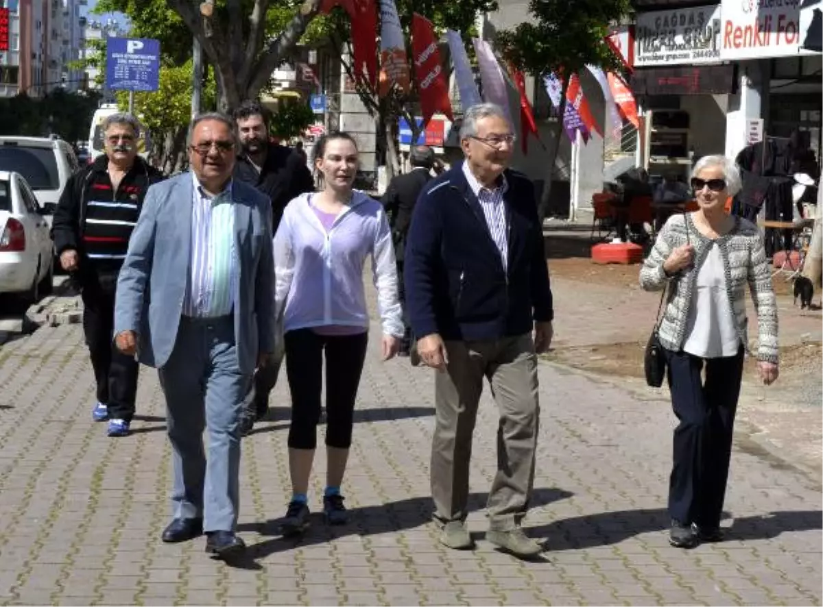 Ailesiyle Pazar Alışverişine Çıkan Baykal\'a Yoğun İlgi