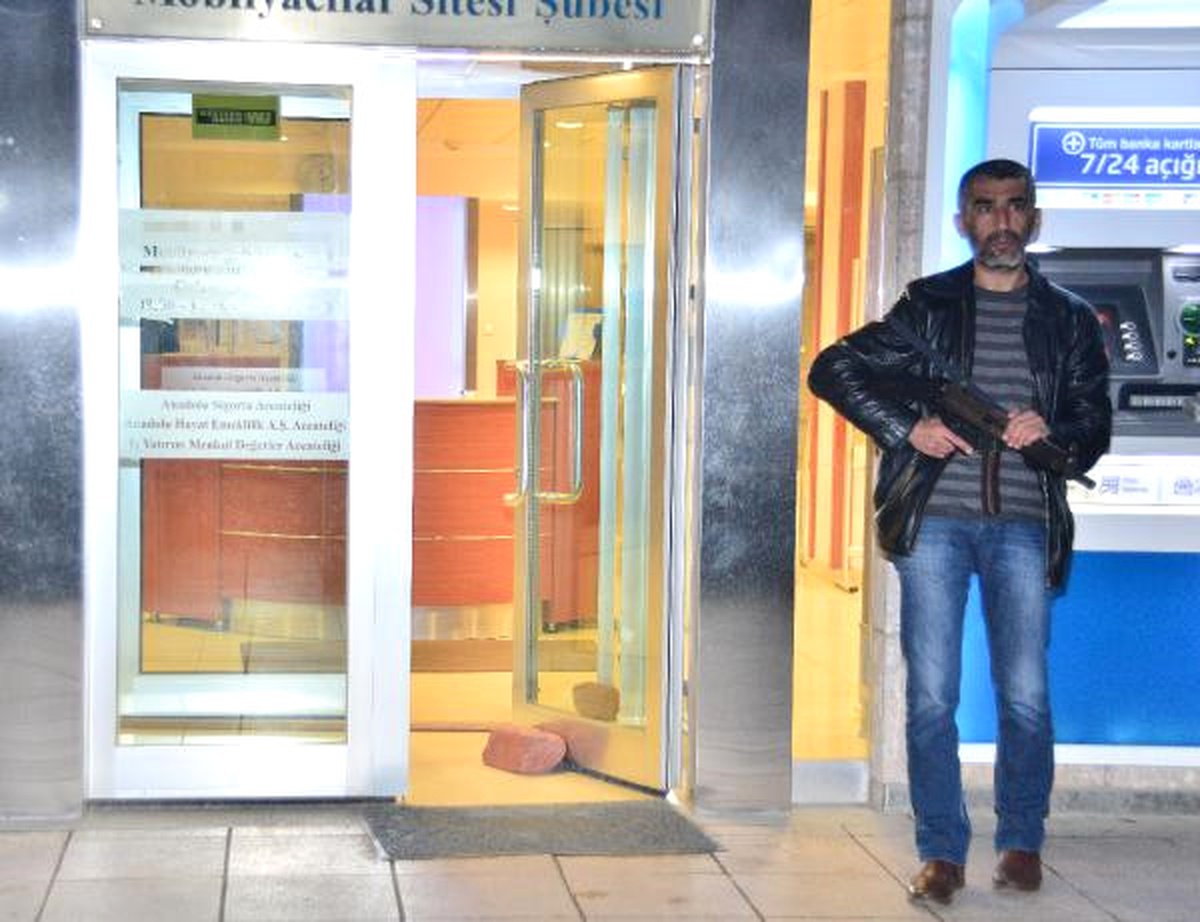 Bankaya Giren Hırsız, Alarm Çalınca Kaçtı
