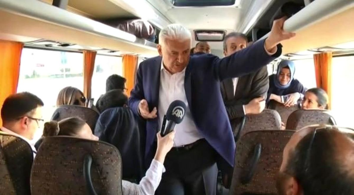 Başbakan Yıldırım Otobüste Gazetecilerle Sohbet Etti