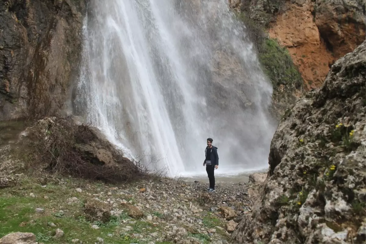 Beytüşşebap\'ta Aşırı Yağmur Sonrasında Dev Şelaleler Oluştu