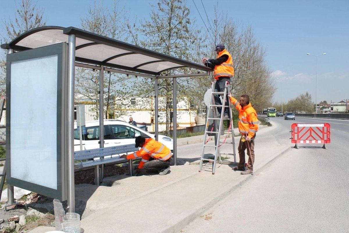 Bir 250 Adet Yeni Yolcu Durağının Montajı Sürüyor