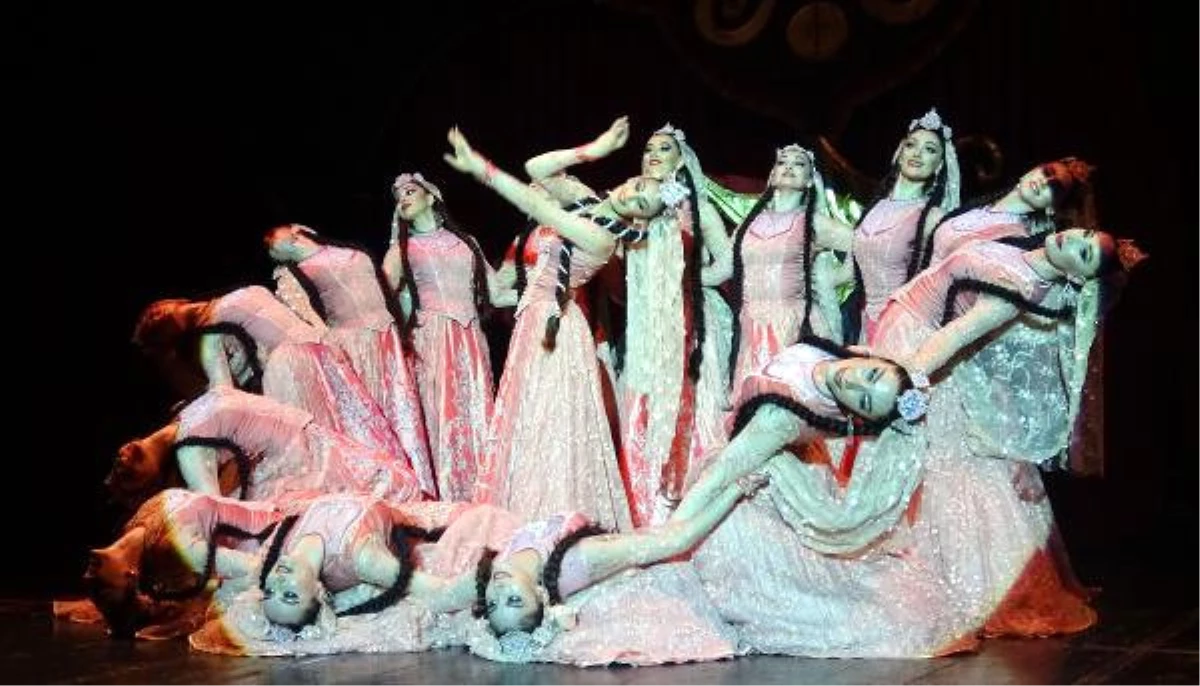Dağıstan Devlet Halk Dansları\'ndan İzleyenleri Heyecanlandıran Gösteri