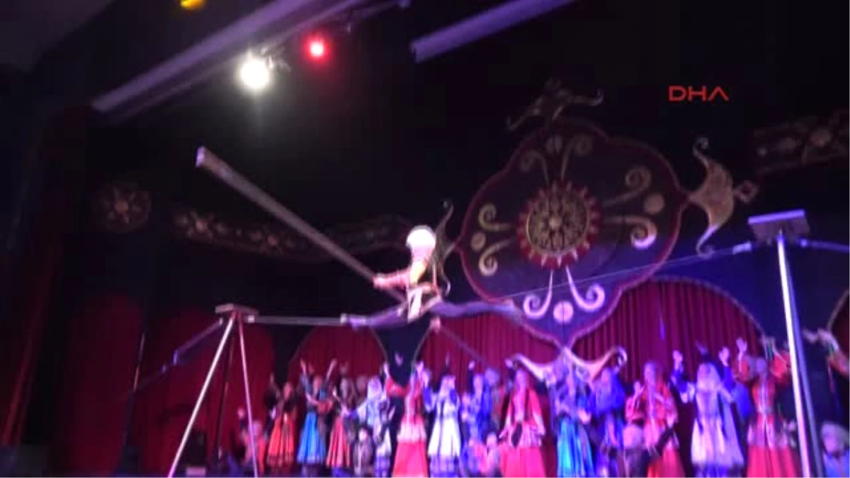 Dağıstan Devlet Halk Dansları\'ndan Izleyenleri Heyecanlandıran Gösteri 1