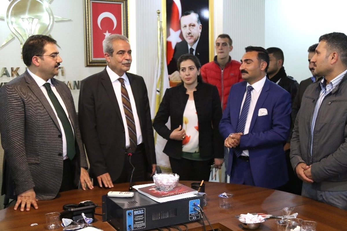 Demirkol Ak Partiye Katılanlara Rozetlerini Taktı