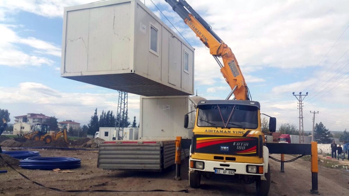 Depremzedeler Için Konteynırlar Kurulmaya Başladı