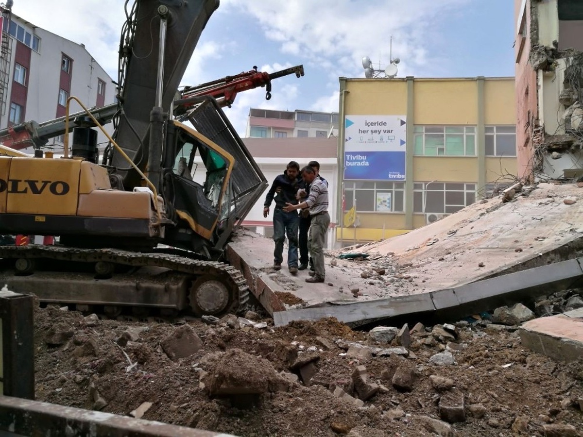Dha Yurt - Duvar İş Makinesinin Üzerine Yıkıldı : 1 Yaralı